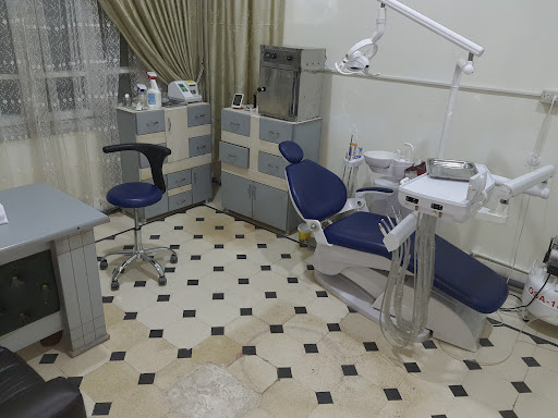 عيادة الحكمة لطب الأسنان  د . قتيبة الزير
