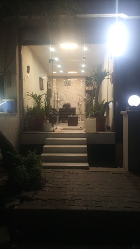 مكتب عزيز للعقارات