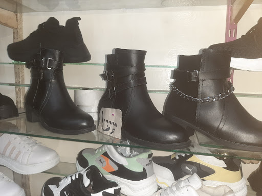 احذية الينا